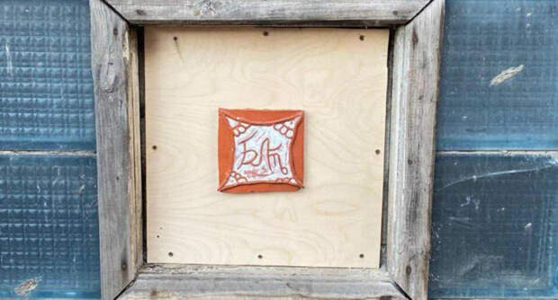 Памятник слову на букву «Б» появился в арт-пространстве «Фабрика 1830»