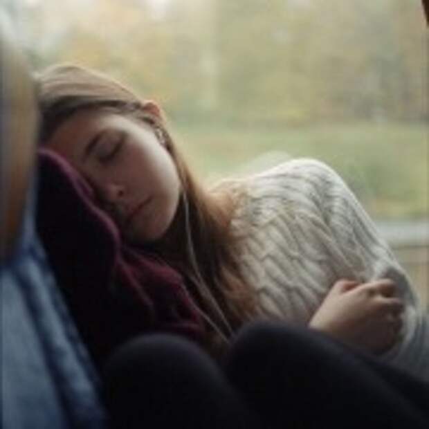 Картинки по запросу девушка спит в автобусе