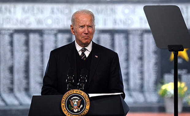 Президент США Джо Байден во время поминальной службы Президент США Джо Байден во время поминальной службы