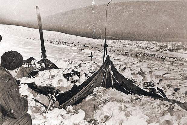 Одна из главных нестыковок лавинной версии - почему палатку туристов (на фото) полностью не придавило снегом? Фото: Архив Фонда памяти группы Дятлова 