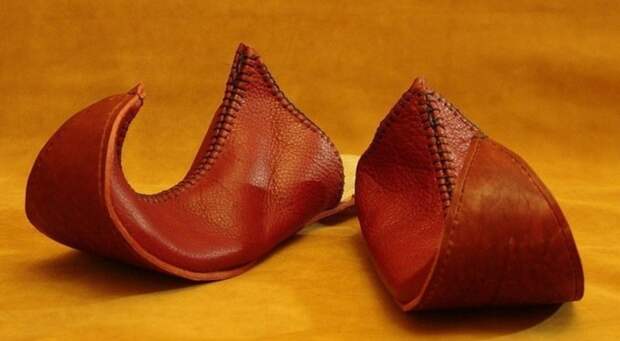 Моду на остроконечные туфли обвинили в провоцировании болезней ног в средневековой Англии