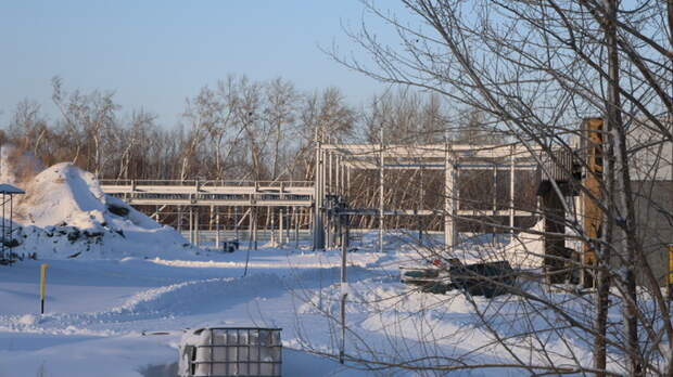 Медленно, но масштабно. Торговую деревню продолжают строить за Новым мостом в Барнауле