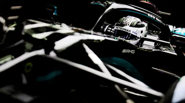 Боттас выиграл квалификацию Гран-при Сахира, Квят — шестой