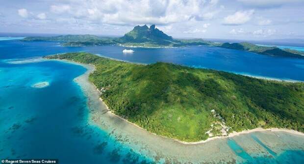 7. Небольшой лайнер компании Regent Seven Seas Cruises для 700 пассажиров проплывает через острова Таити красиво, красивые места, круиз, круизы, мир, паром, путешествия, фото