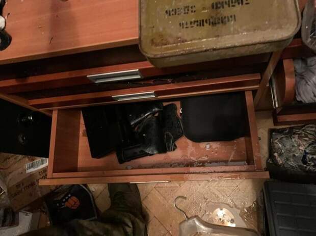 Опубликованы снимки склада оружия, найденного в доме мытищинского стрелка