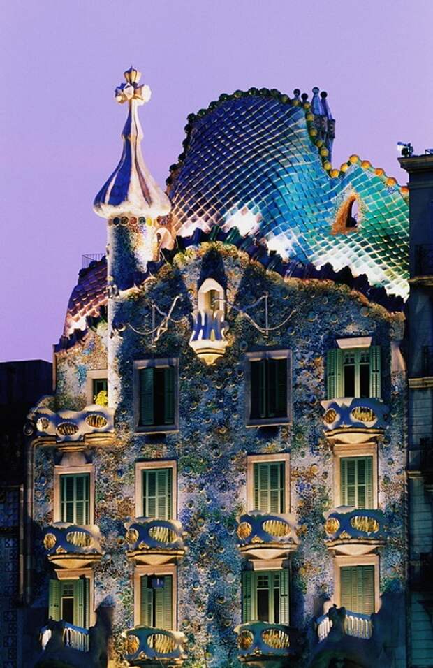 Шедевр Антонио Гауди. Дом Бальо. Испания. Фото