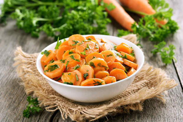 Хрустящая маринованная морковь отлично дополнит новогодний винегрет или мясные блюда