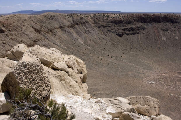 Левая часть кратера. Было подсчитано, для того, чтобы образовался кратер такой величины, метеорит должен был лететь со скоростью 69 тысяч км/час!