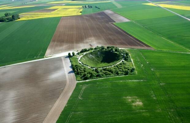 Лохнагар - это кратер, созданный в первый день битвы на Сомме - битва на французском театре Первой мировой войны армий Британской империи и Французской республики против Германской империи бомбы, взрывы, воронки, исторические факты