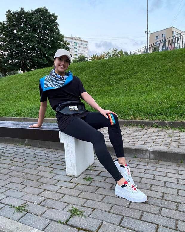 Как одеваются 32-летняя Погребняк и другие жены российских футболистов