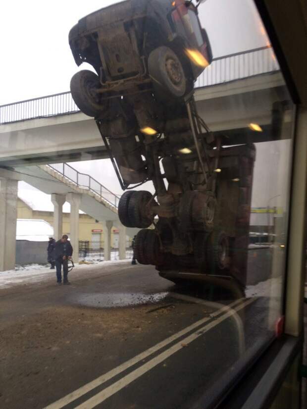 Самосвал с поднятым кузовом протаранил мост авария, дтп, мост, самосвал