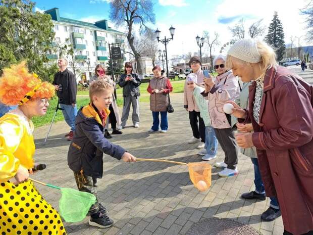 Смех продлевает жизнь: как старшее поколение отметило День юмора в «Точке общения»