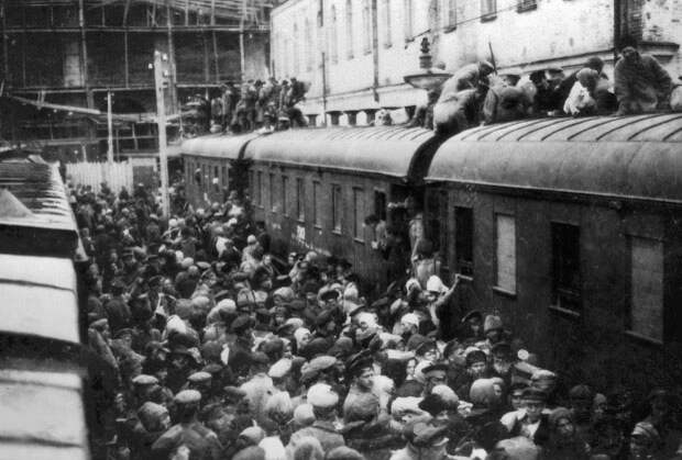 Толпа пассажиров пытается сесть в поезд на вокзале в годы Гражданской войны в России. Петроград, 1919 год