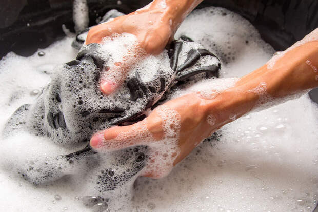 Эксперт Рыжкова: вернуть белизну белым кроссовком может кислородный отбеливатель