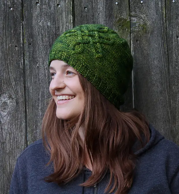 50 вязаных. Свитера 40-х годов. Шапки дизайнер woolly wormhead. Вязаные шапочки для женщин. Шапка вязаная.