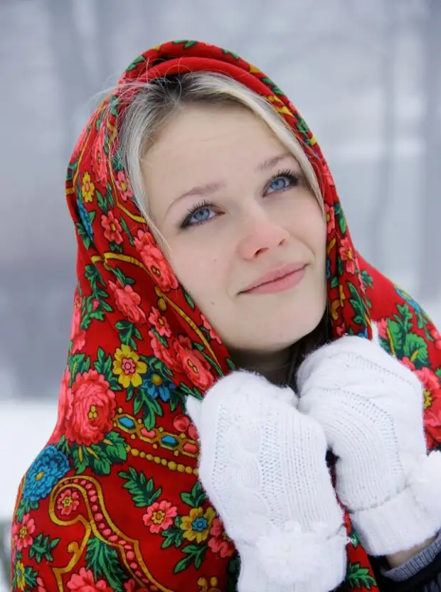 Женщина в платке зимой