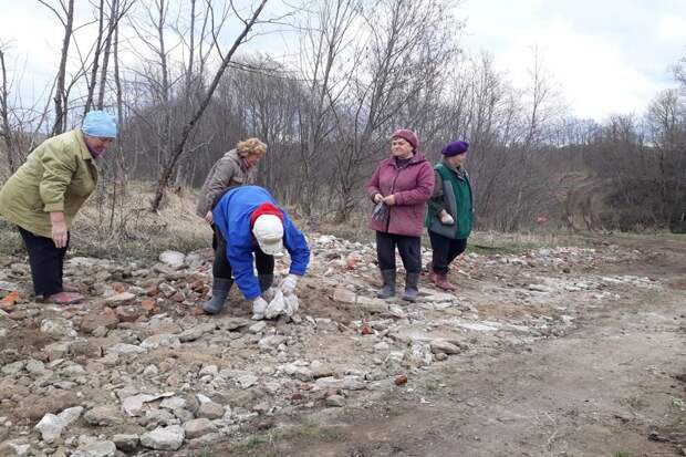 Май 2019-го. Женщины из Пустого Ярославля мостят дорогу в деревню.