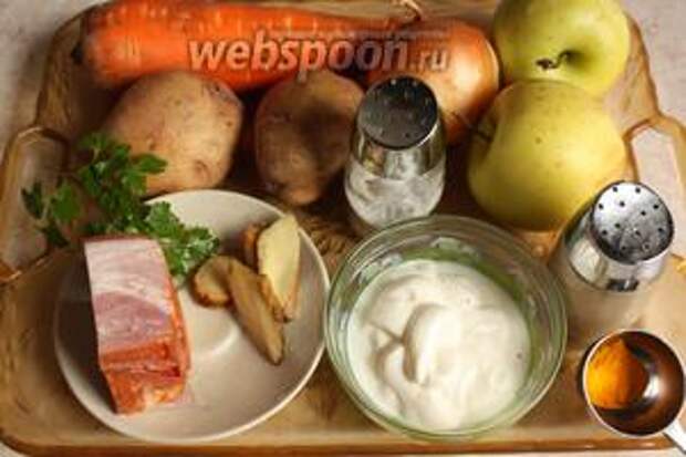 Промыть овощи в холодной воде: картофель, морковь, лук и яблоки.