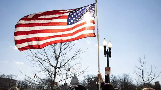 Американский флаг возле здания Капитолия США во время инаугурации избранного президента Джо Байдена - РИА Новости, 1920, 18.05.2021