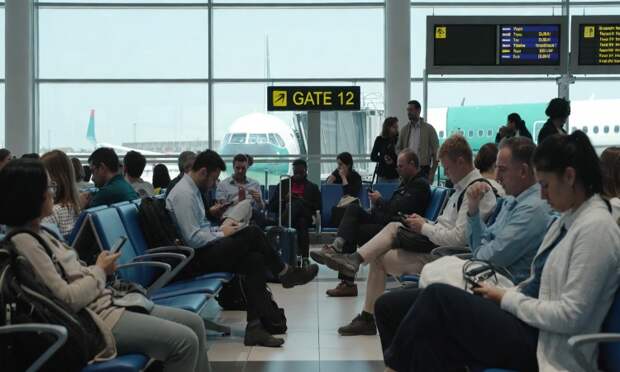Российские туристы столкнулись с заполненными до отказа самолетами в Дубай