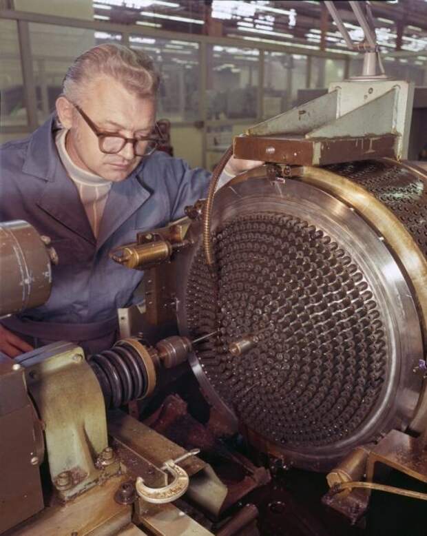 Производство инжектора основного двигателя для Спейс Шатл, 1977 год, США Производство инжектора основного двигателя для Спейс Шатл, 1977 год, США было, история, фото