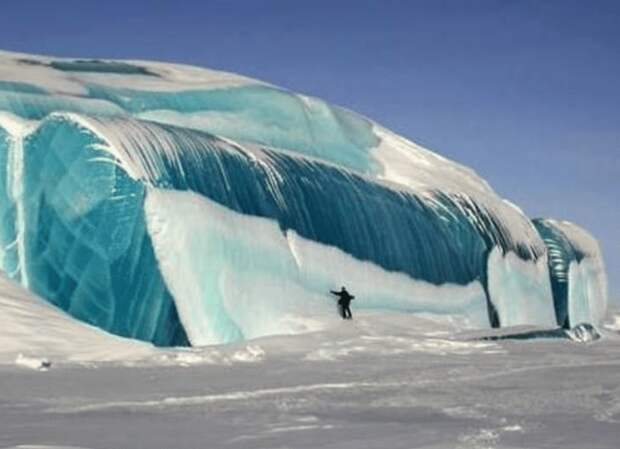 Синий лёд напоминает замёрзшее цунами