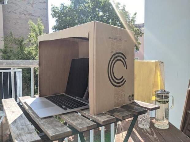 3. Чтобы ноутбук не расплавился, пока вы работаете под солнцем, достаточно соорудить такой домик из картонной коробки