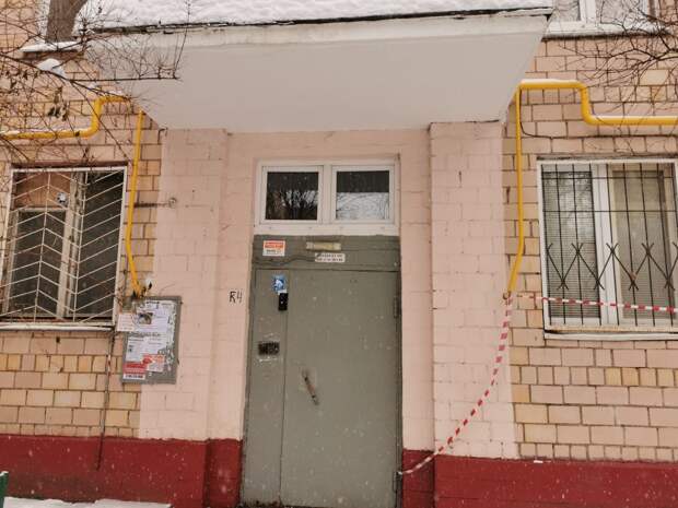 В подъезде дома на Гончарова отремонтировали дверь
