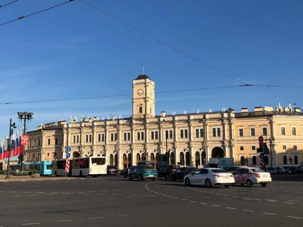 Московский вокзал моют роботы-уборщики вместо петербуржцев