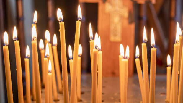 Цифровая вера: можно ли ставить свечи онлайн и пользоваться телефоном при богослужении