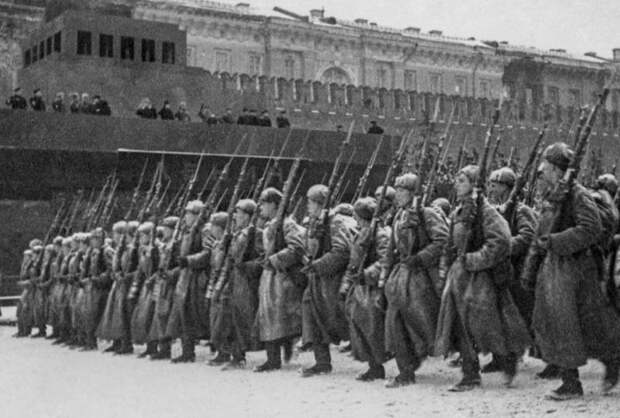 День проведения военного парада на Красной площади в Москве в 1941 году