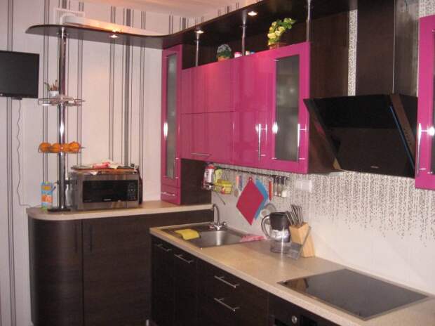 Дизайн угловой контрастной кухни 9 кв.м (10 фото)