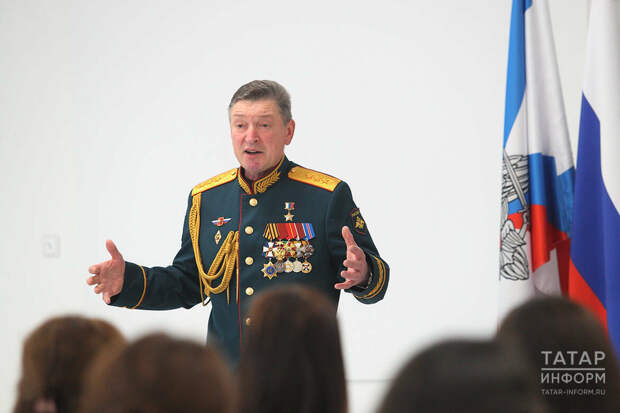 «Ваш труд вечен»: Александр Лапин наградил медиков казанского военного госпиталя