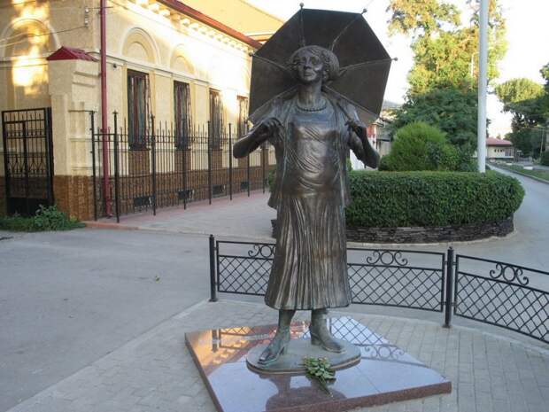 122 Памятник Раневской в роли Ляли из фильма «Подкидыш» в Таганроге
