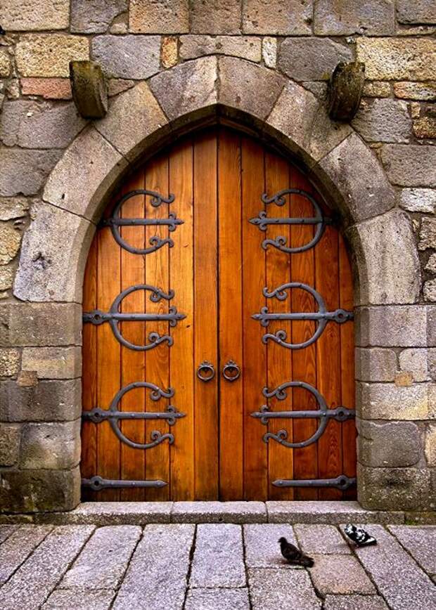 Такие ворота в средневековом замке принесли бы немало проблем. /Фото: pinterest.de