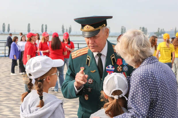 Мэр Сергей Петрин принял участие в торжественном развертывании стометрового триколора на дамбе Чернавского моста Мэр Сергей Петрин принял участие в торжественном развертывании стометрового триколора на дамбе Чернавского моста