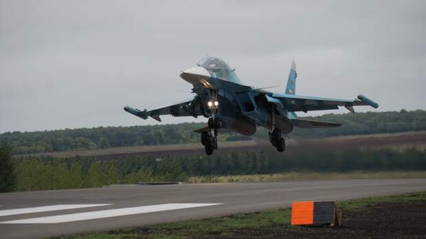 Экипажи Су-34 отработали ракетные стрельбы в Воронежской области