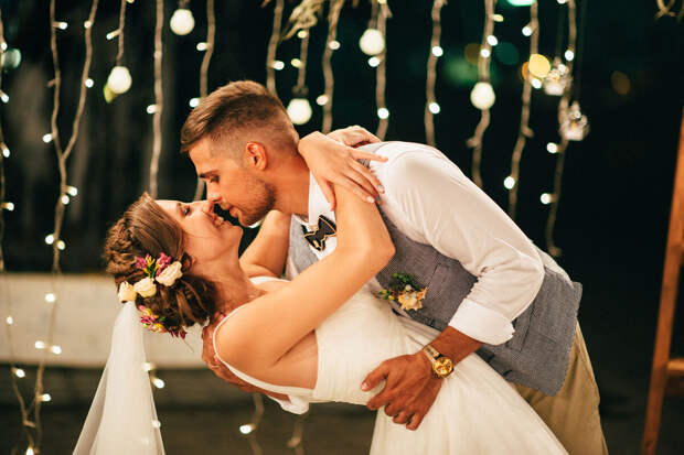 В Госдуме россиян призвали отказаться от понтов и прибамбасов на свадьбах