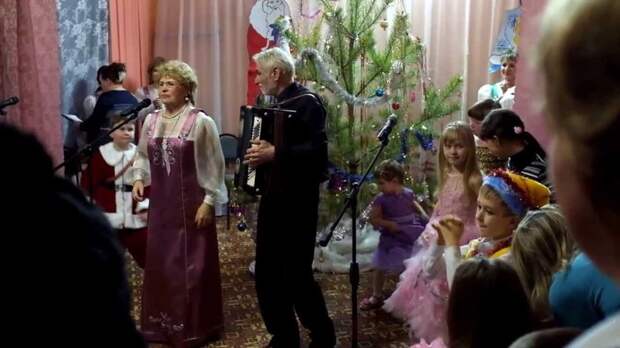 Но и тут есть свои особенности - в деревне самодеятельность - наипервейшее дело. Так, что народные песни детям под баян - для праздничного натсроения весело, деревня, интересно, новый год, село, юмор