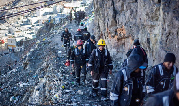 Золотодобыча велась в Андах на протяжении многих столетий. Люди из Ла-Ринконада ежедневно отправляются в шахты, заполненные опасными газами, парами ртути и цианида — недостаток кислорода здесь считается недостойной для обсуждения темой. 