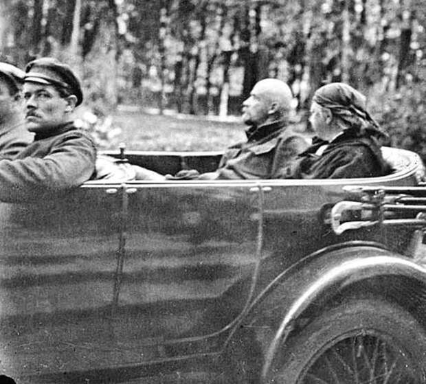 Ленин и Крупская в автомобиле Rolls-Royce в окрестностях усадьбы Горки, 1923 год. Увидеть, интересные, фото
