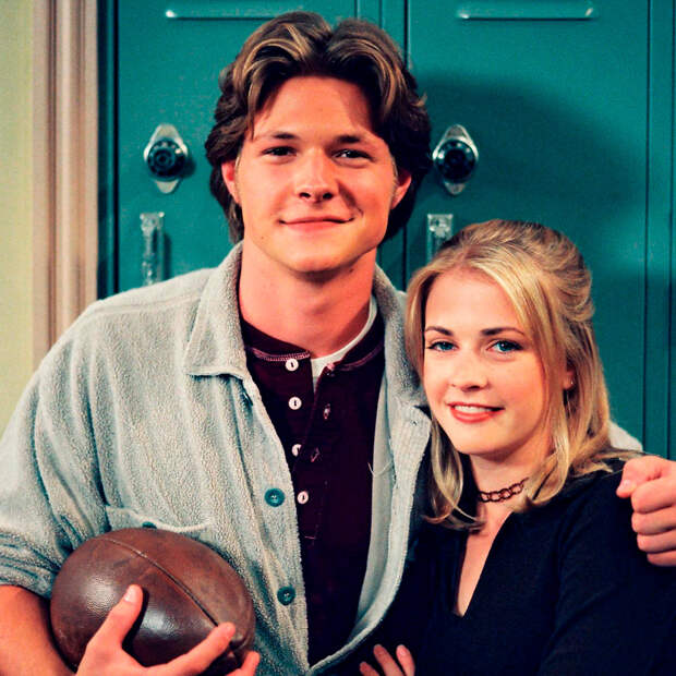 Звезда 90-х Нейт Ричерт воссоединился с коллегами по «Сабрине — маленькой ведьме»