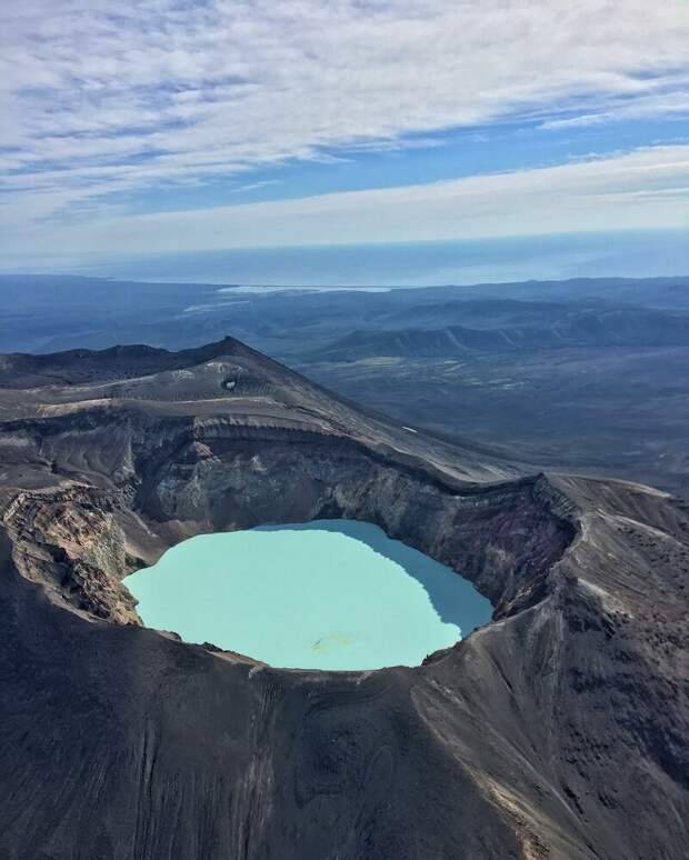 Это кислотное озеро потрясающего голубого цвета образовалось в вулканическом кратере, Камчатка, Россия катаклизмы, природа, растительность