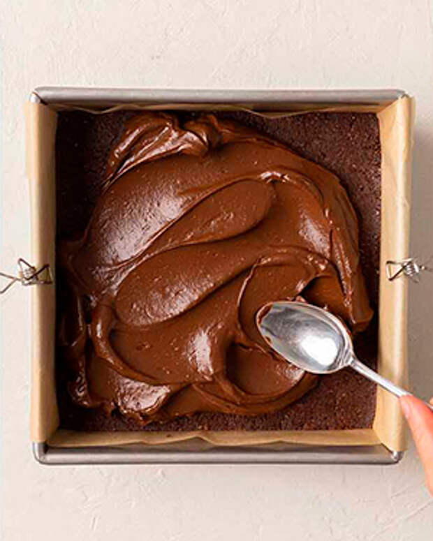Нанесите шоколадную глазурь на брауни.