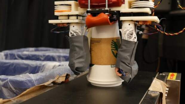 Робот-утилизатор распознает бумагу, пластик и металлы на ощупь