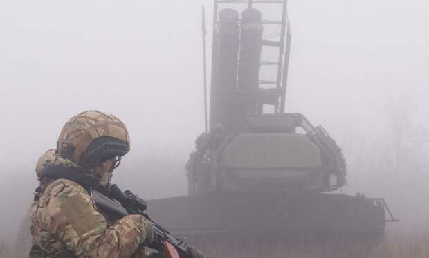 Зеленский боится массированных атак ВС РФ, на стороне России воюют роботы и прорыв на Сумском фронте