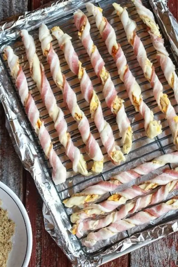 Слоеные палочки с сыром и беконом. Палочки из слоеного теста с беконом. Слоеные палочки с сыром и беконом. Слоеные палочки с беконом. Палочки из слоеного теста с беконом.