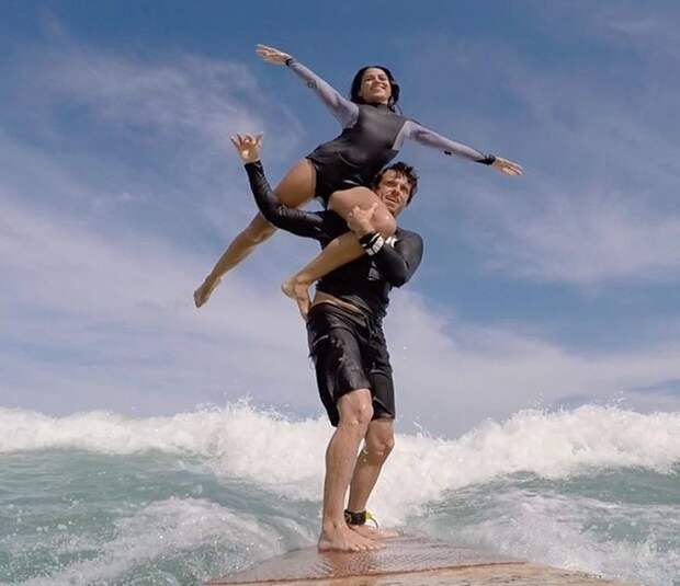 Этой паре помогает улучшить взаимоотношения тандем-серфинг  отношения, серфинг, тандем