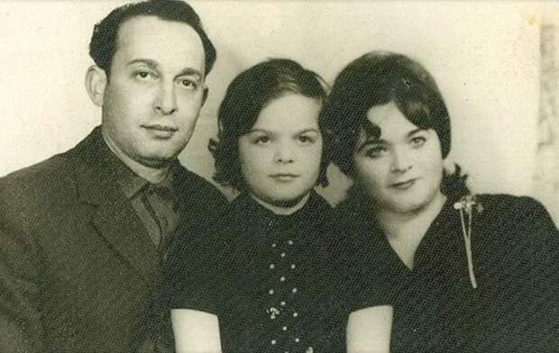 Лариса Кудельман с родителями | Фото: uznayvse.ru Лариса Кудельман с родителями | Фото: uznayvse.ru