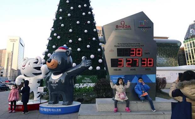 На фото: талисманы зимних Олимпийских игр в Пхёнчхане на одной из улиц города